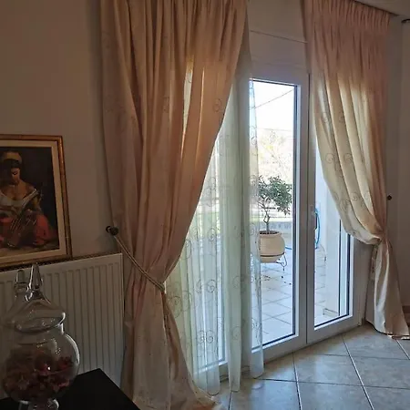 Mama's House. 300m απο τον μύλο των ξωτικών. *