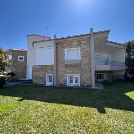 Mama's House. 300m απο τον μύλο των ξωτικών.